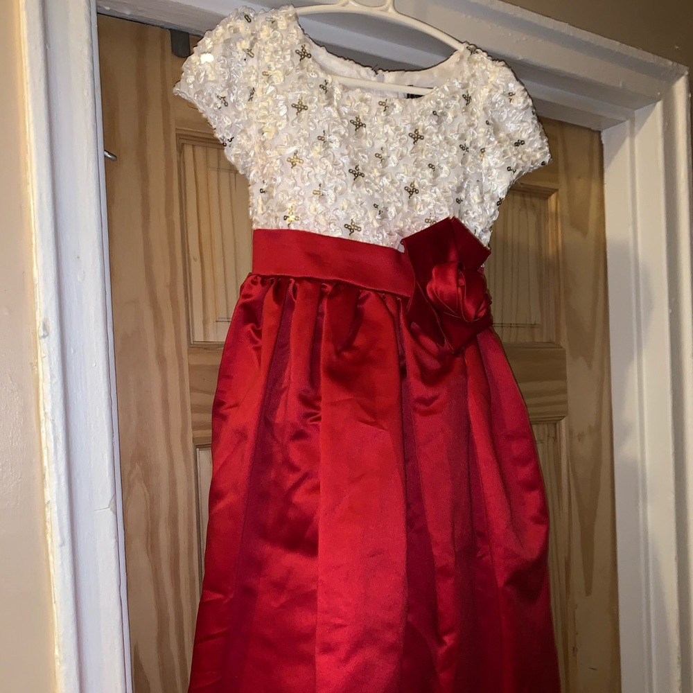 Gorgeous sz 7 holiday dress. Red w/sequins.